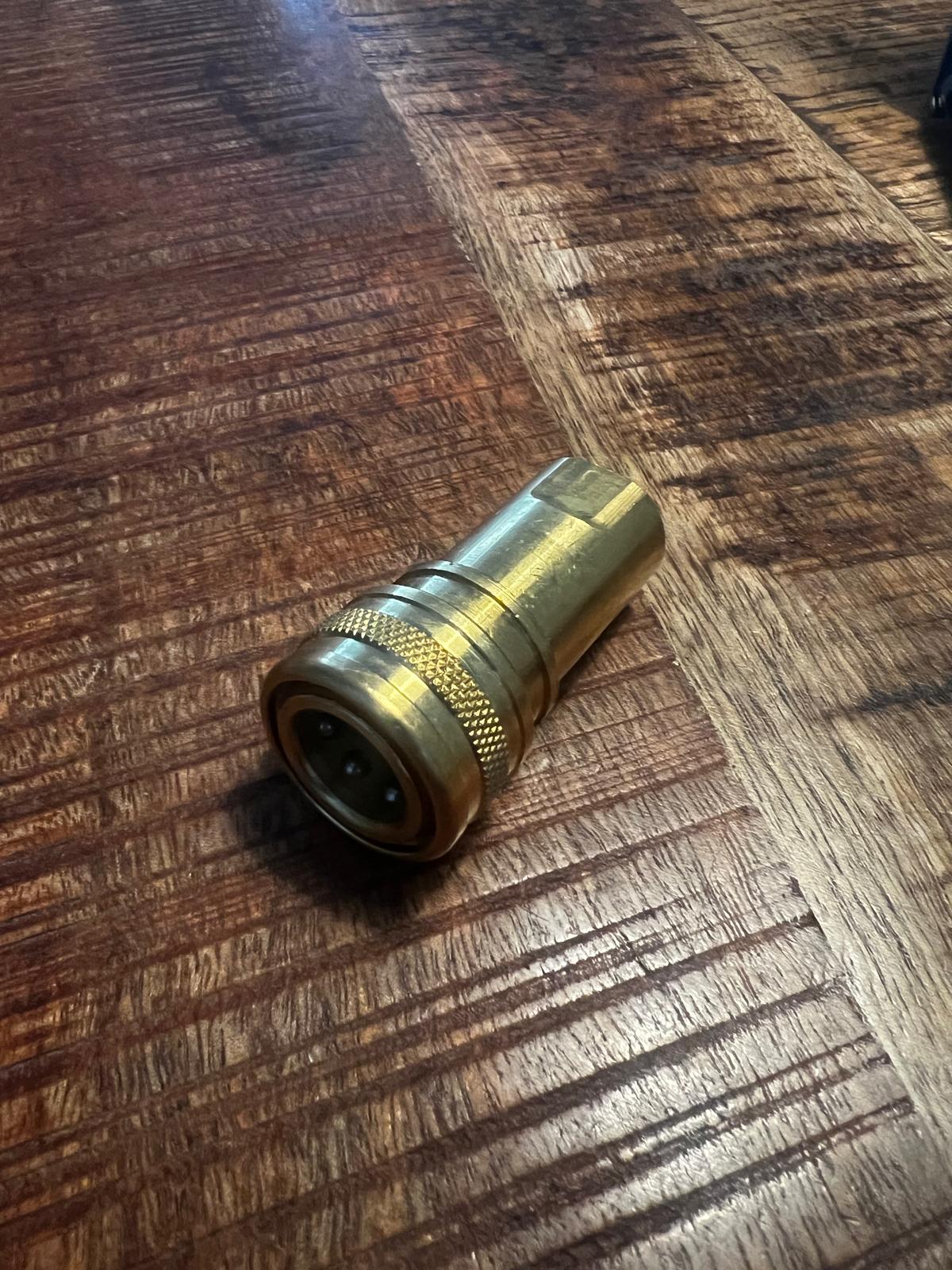 Standard Female 1/4″ Quick Connect (WITH shut-off valve)